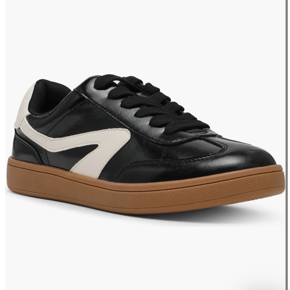 DV by Dolce Vita Black and Cream Sneakers